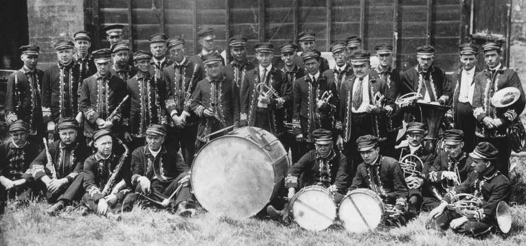 Barnum & Bailey Circus Band, 1918, directed by Karl L. King (left rear, wearing officer's hat)